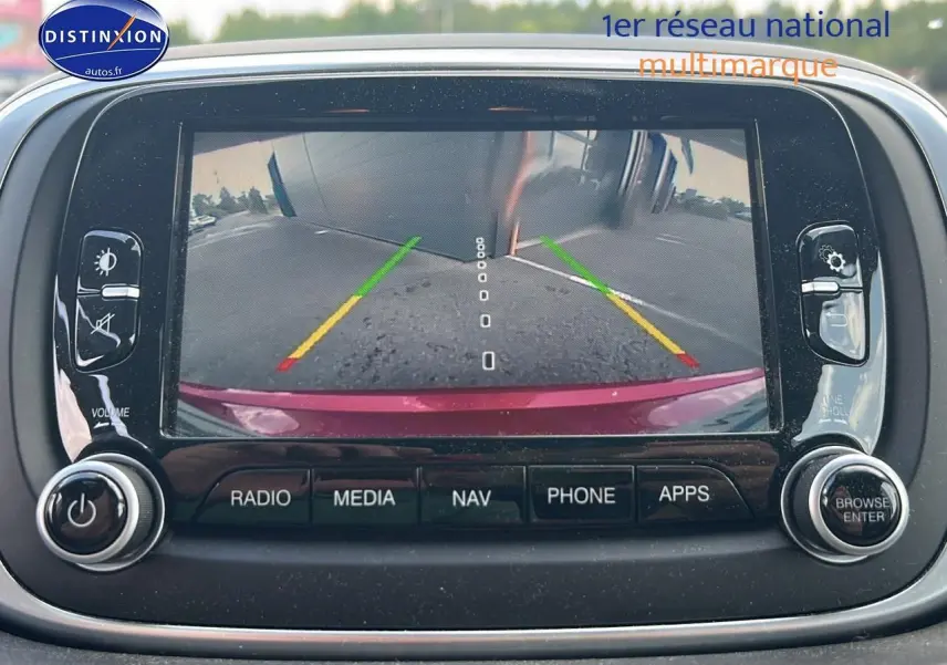 Écran tactile montrant la caméra de recul avec le pare-chocs rouge d'une Fiat 500X 1.4 multiair 2016.