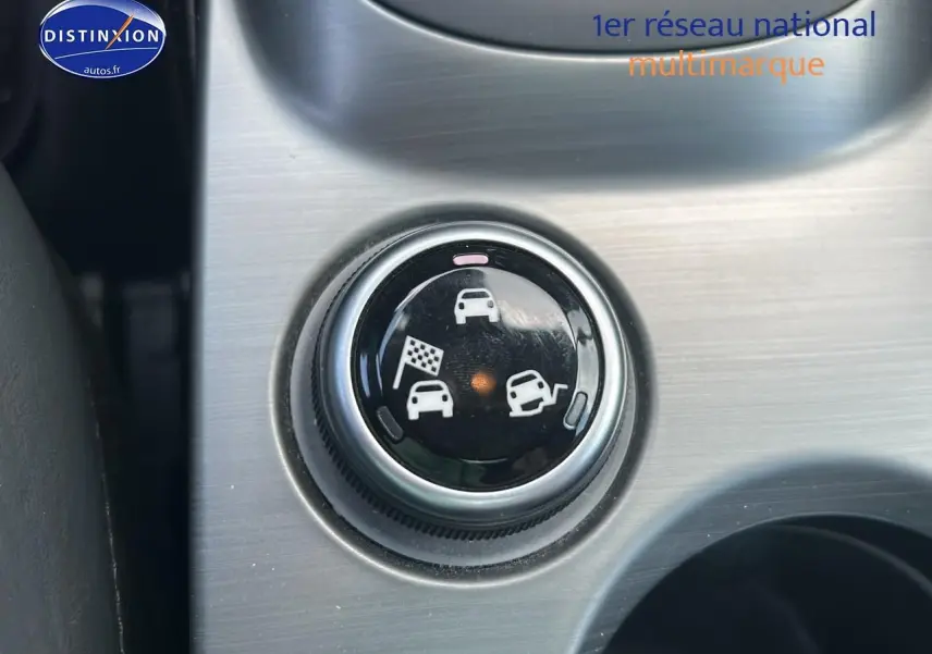 Sélecteur de modes de conduite sur console centrale en aluminium brossé d'une Fiat 500X rouge 2016