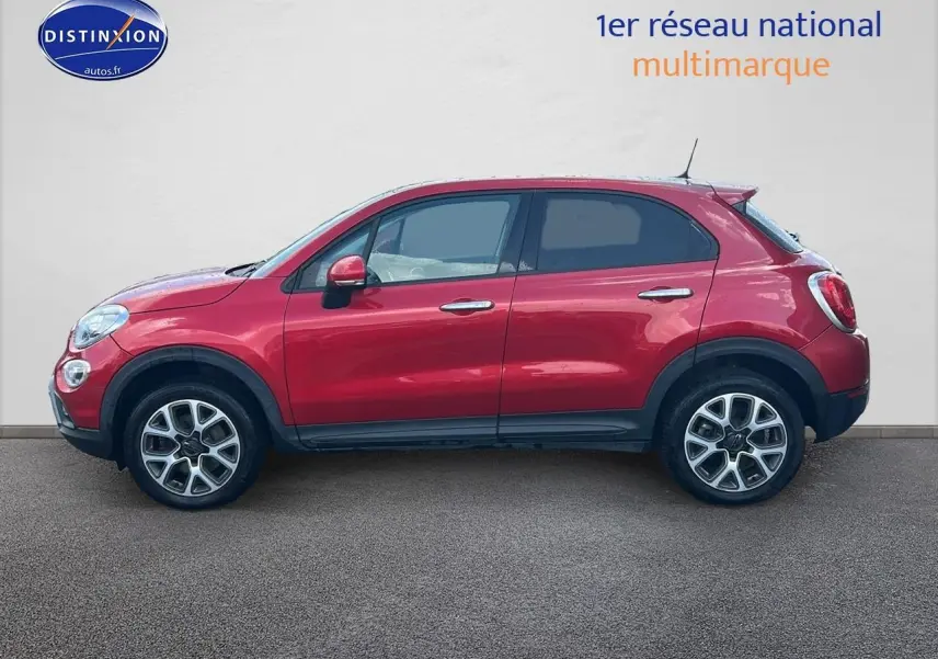 Profil droit d'un FIAT 500X rouge 2016 avec jantes alu et vitres arrière surteintées sur fond neutre.