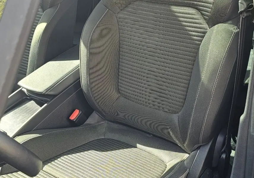 Vue rapprochée du siège conducteur en tissu noir avec surpiqûres grises d'un Renault Scenic bleu cosmos métal 2020.