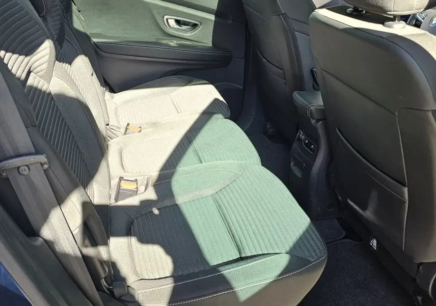Vue intérieure côté gauche montrant la banquette arrière noire et grise du Renault Scenic 2020 bleu cosmos métal.