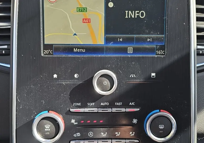 Vue rapprochée du tableau de bord du Renault Scenic 2020 avec écran tactile et commandes de climatisation.