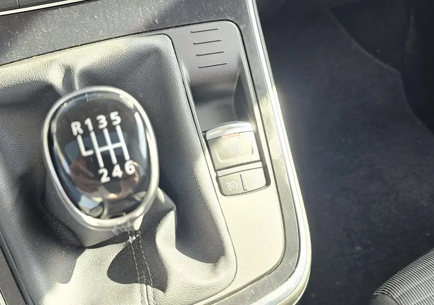 Le levier de vitesses manuel en gros plan dans l'habitacle d'une Renault Scenic 2020 finition Business.