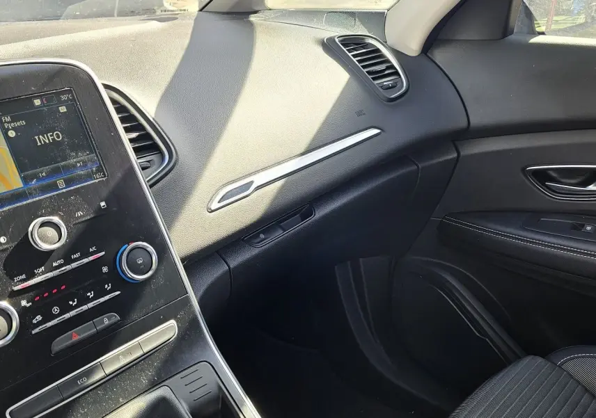 Vue intérieure côté passager du tableau de bord et de la console centrale d'un Renault Scenic 2020 finition Business.