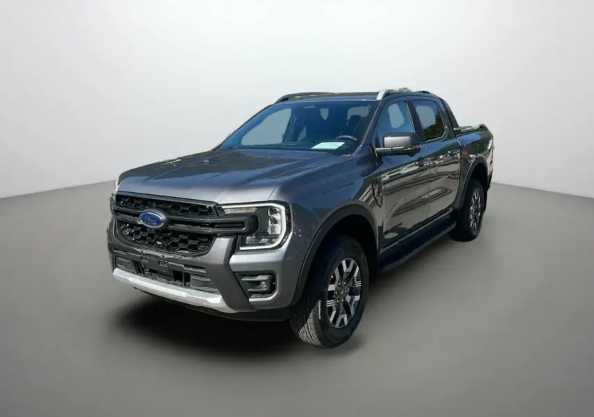Ford Ranger 2025 gris carbone en 3/4 avant droit, pick-up hybride avec calandre imposante et barres de toit argentées.