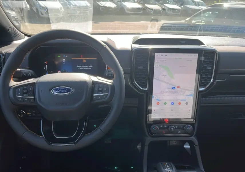 Intérieur du Ford Ranger 2025 2.3 PHEV Wildtrak Plus avec tableau de bord numérique et grand écran tactile vertical.