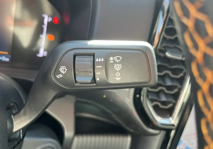 Gros plan sur la commande des essuie-glaces à l'intérieur du Ford Ranger 2025 gris carbone Wildtrak Plus.