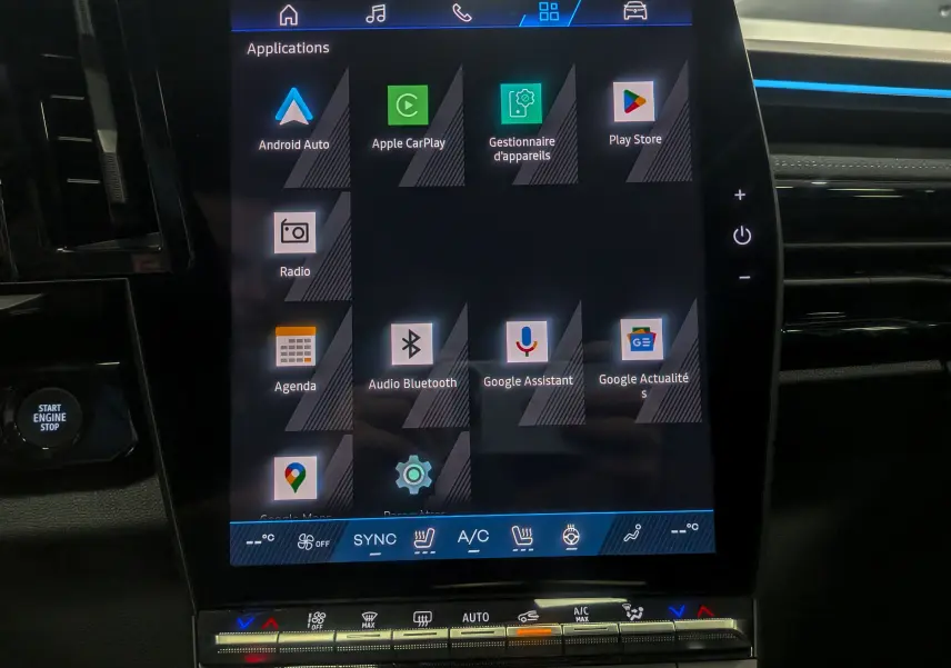 Écran tactile central du Renault Austral hybride 2025 affichant les applications connectées et commandes climatisation.