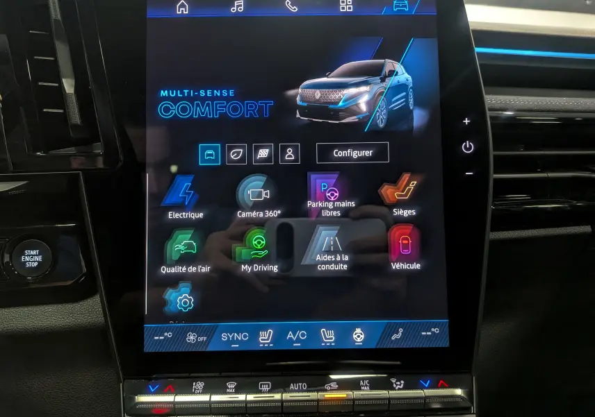 Écran tactile intérieur du Renault Austral affichant les modes de conduite et une image 3D du SUV bleu outremer avec toit noir.