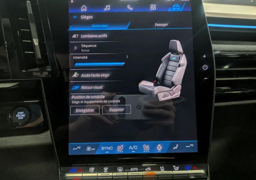 Écran tactile intérieur du Renault Austral 2025 affichant les réglages des sièges avec illustration d'un siège sport noir et gris.