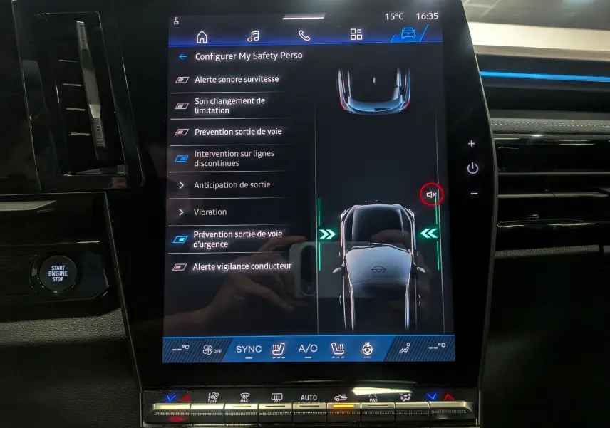 Écran tactile central du tableau de bord du Renault Austral hybride 2025, affichant les aides à la conduite.