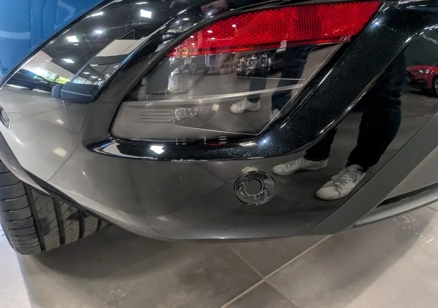 Gros plan sur le feu arrière droit noir brillant du Renault Austral 2025 en Bleu Outremer avec pare-chocs noir.