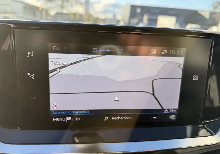 Écran tactile du système de navigation du Peugeot 2008 gris, affichant une carte et les commandes climatiques.