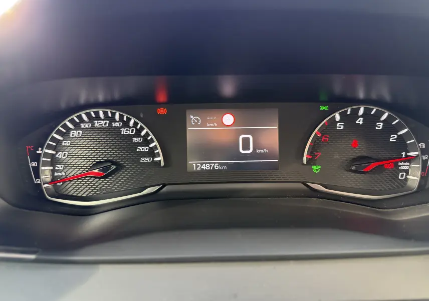 Tableau de bord du Peugeot 2008 diesel 2020 montrant le compteur à zéro et 124876 km au total.