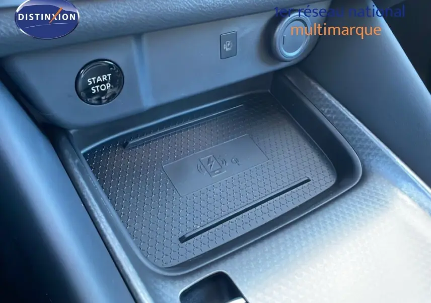 Détail de la console centrale du Nissan Qashqai 2025 montrant le plateau de recharge sans fil et le bouton start/stop.