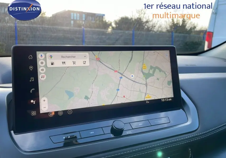 Écran tactile central du Nissan Qashqai 1.5 E-POWER 2025 affichant une carte de navigation, intérieur gris clair.