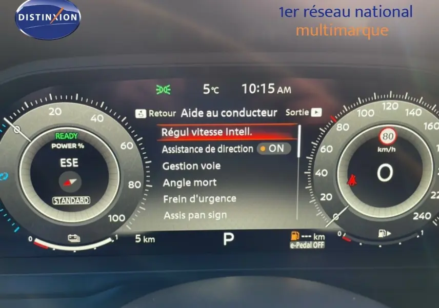 Tableau de bord numérique du Nissan Qashqai 1.5 E-POWER 2025 affichant l'aide au conducteur et la vitesse à 0 km/h.