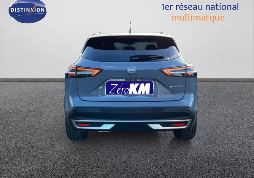 Vue arrière du Nissan Qashqai 1.5 E-POWER gris argile métal avec feux LED et hayon fermé.