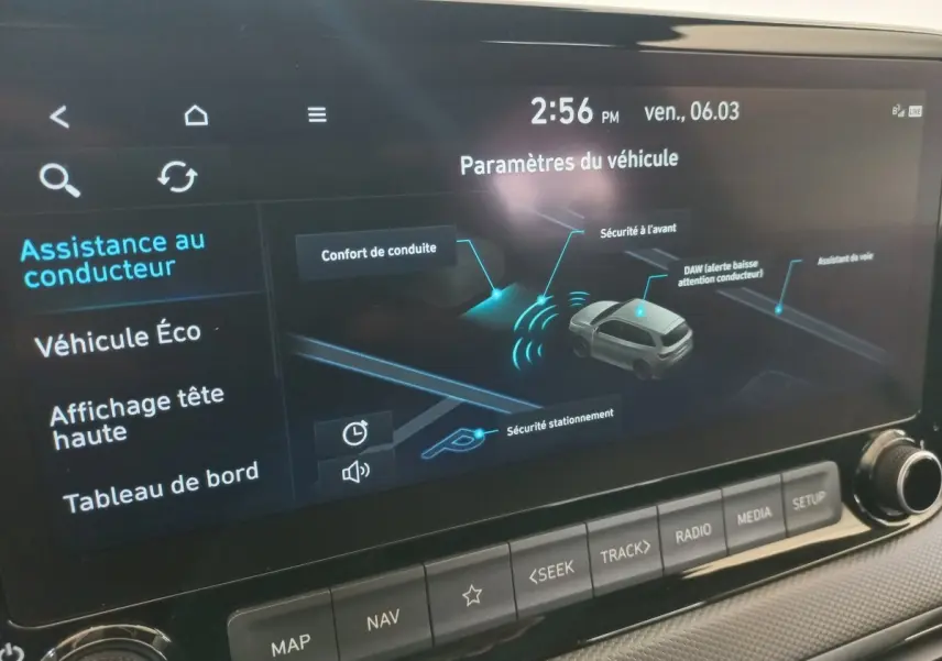 Écran tactile central du Hyundai Kona gris foncé montrant les paramètres d’assistance au conducteur en vue rapprochée.