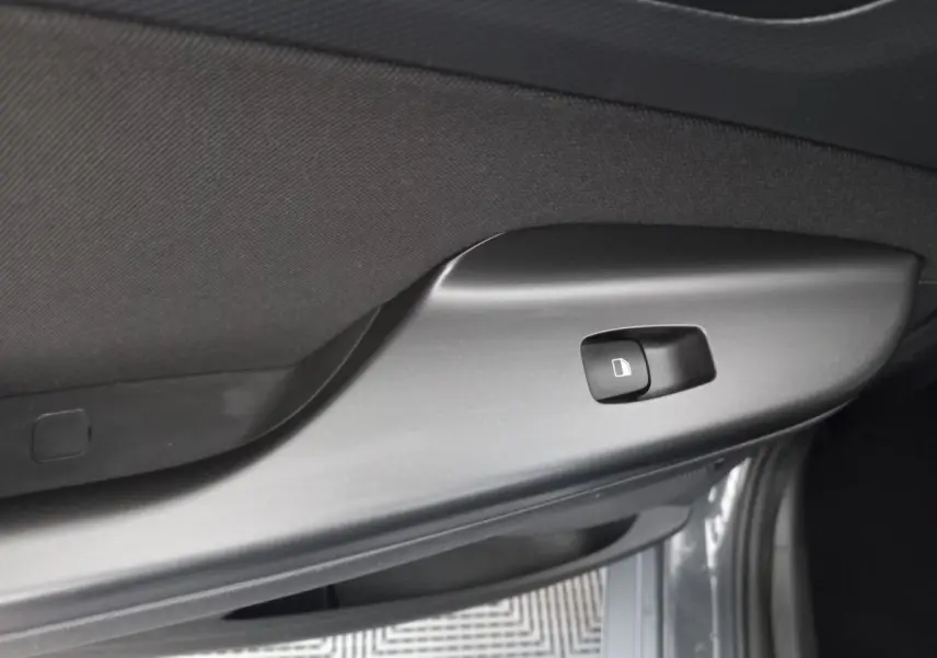 Bouton de verrouillage de porte sur la garniture intérieure côté conducteur d'une Hyundai Kona gris foncé 2022.