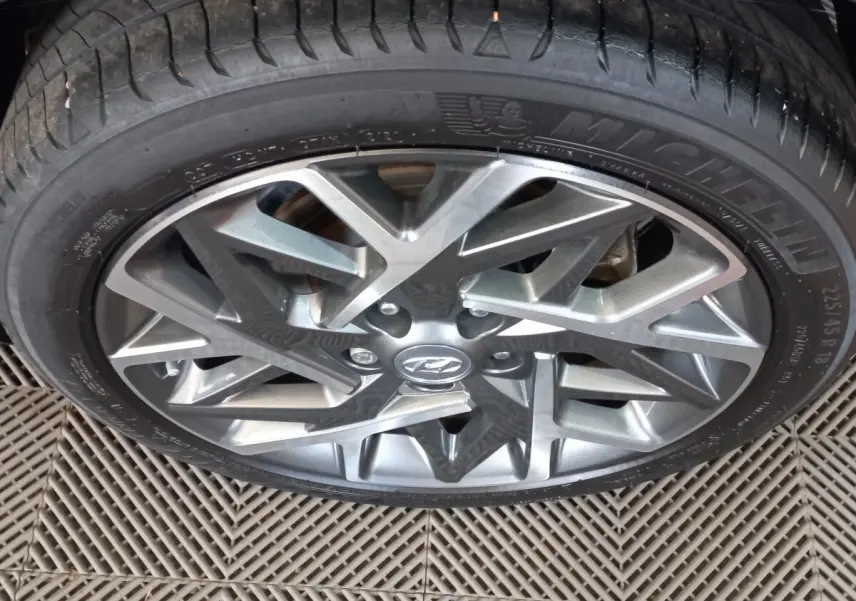 Gros plan sur la jante alliage grise de Hyundai Kona 1.6 Hybrid 2022 avec pneu Michelin 225/45 R18.