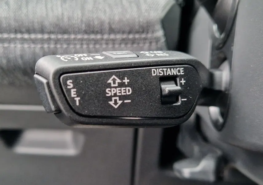 Gros plan sur le levier de commande du régulateur de vitesse dans l'Audi Q6 e-tron Performance S-Line gris Manhattan.