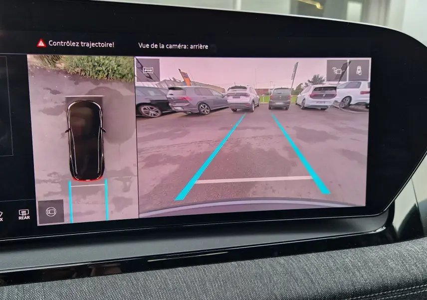 Écran de caméra de recul de l'Audi Q6 e-tron Performance S-Line 2025 gris Manhattan, avec guidage de trajectoire bleu.