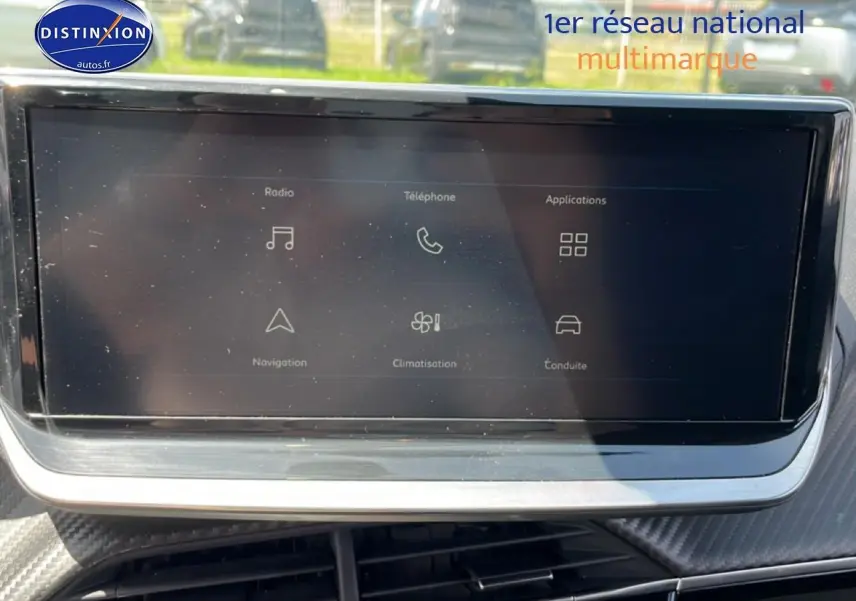 Vue rapprochée de l'écran tactile multifonction noir du tableau de bord du Peugeot 2008 noir 2025.