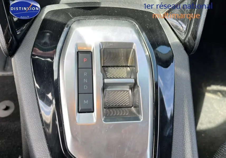 Gros plan sur la console centrale noire et argentée du Peugeot 2008 1.2 hybrid 145 style e-dcs6 avec sélecteur de boîte auto.