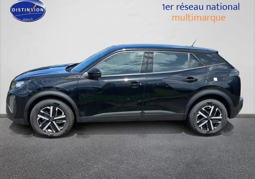 Profil droit d'un Peugeot 2008 noir 2025 avec jantes alliage et vitres teintées sur fond clair.