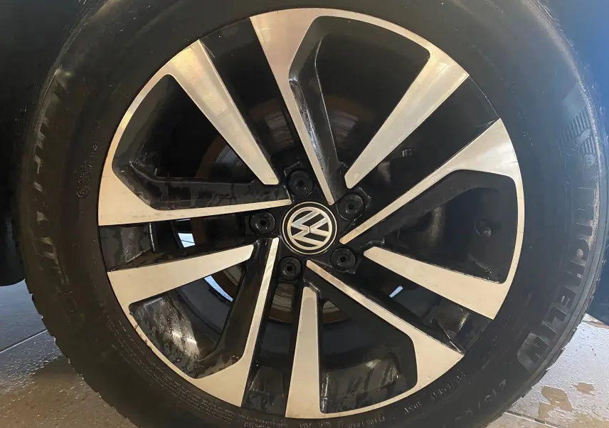 Vue de profil côté gauche d'un Volkswagen Tiguan bleu vert de 2020 avec jantes en alliage et pneus Michelin.