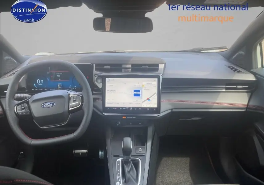 Vue intérieure frontale du Ford Puma gris cactus 2025, mettant en valeur le volant multifonction et l'écran tactile central.