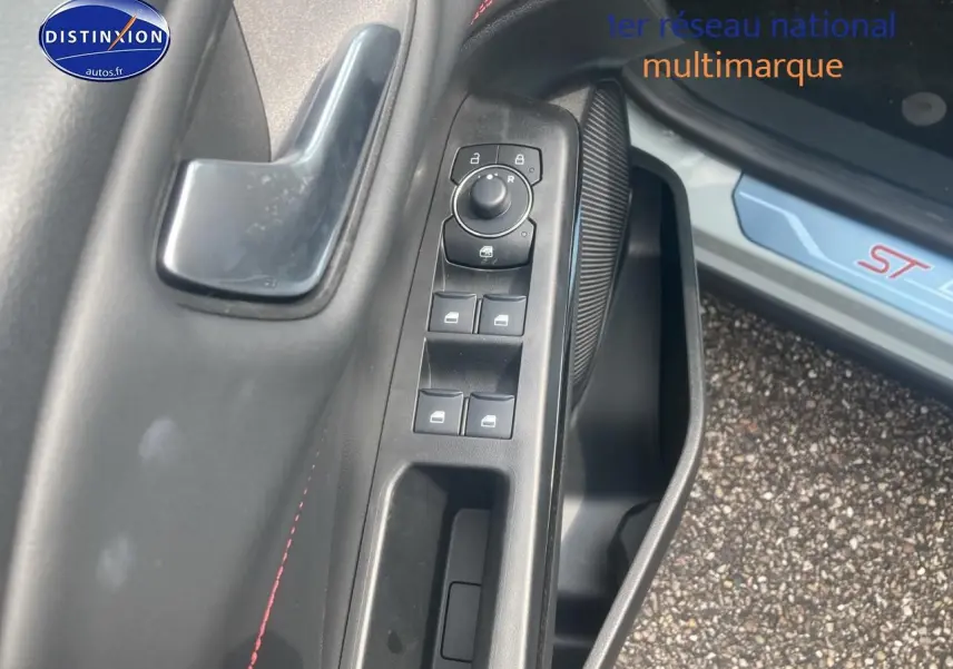 Gros plan sur la porte côté gauche du Ford Puma gris cactus 2025, avec commandes vitres et seuil ST visible.