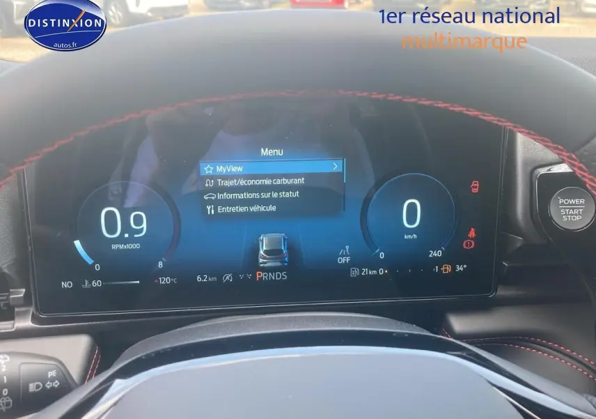 Tableau de bord numérique du Ford Puma gris cactus 2025, affichant le menu MyView et le compteur de vitesse à zéro km/h.