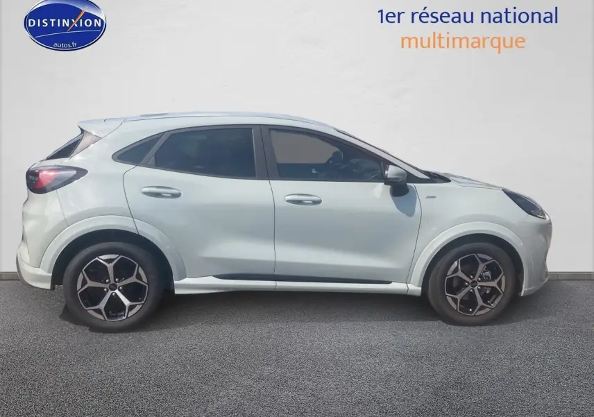 Ford Puma gris cactus vue de profil côté gauche avec jantes 17 pouces et vitres teintées