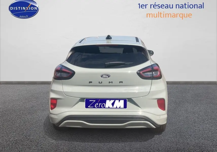 Vue arrière d'une Ford Puma gris cactus 2025 avec feux LED et logo Ford bien visibles.