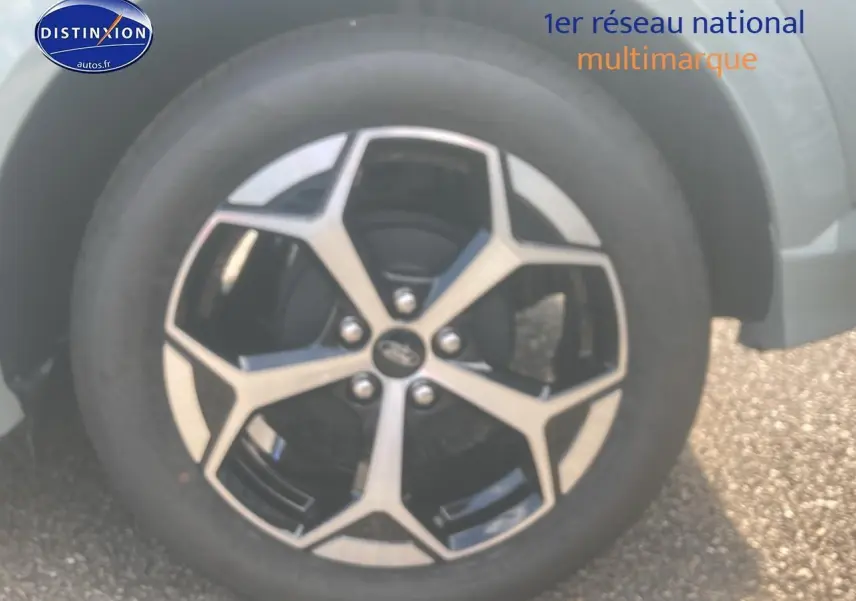 Gros plan sur la jante 17 pouces bicolore du Ford Puma gris cactus 2025 version ST-Line.