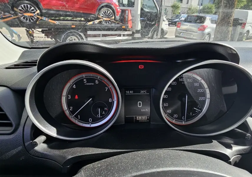 Vue intérieure du tableau de bord de la Suzuki Swift 2023, avec compte-tours et compteur de vitesse circulaires.