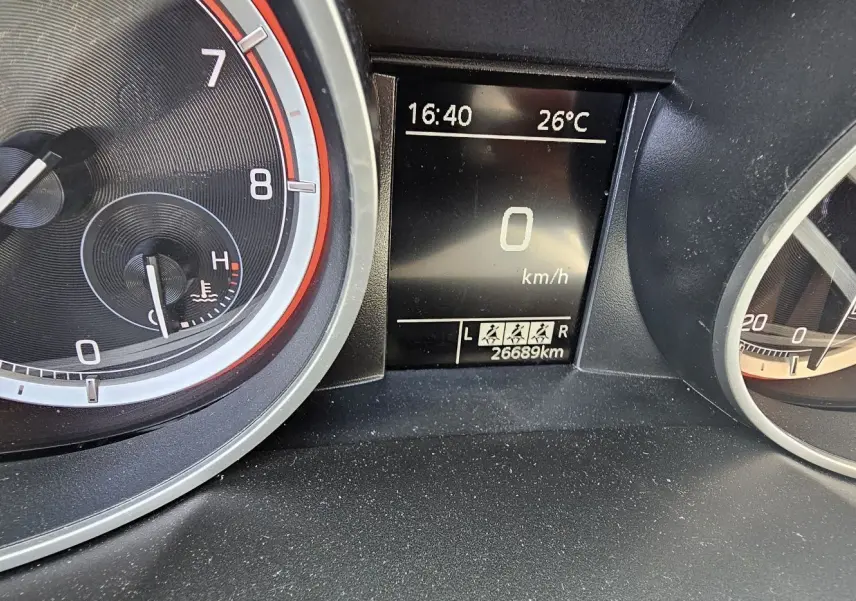 Gros plan sur le tableau de bord de la Suzuki Swift 1.2 Hybrid 2023, affichant 0 km/h et 26°C.