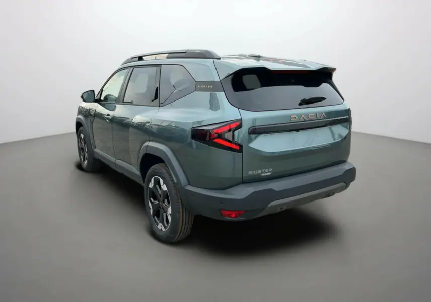 Vue 3/4 arrière droite du Dacia Bigster vert cèdre avec hayon électrique et jantes alu 18 pouces.