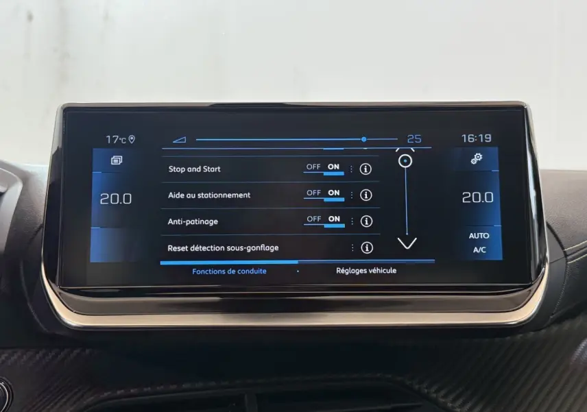 Écran tactile central du Peugeot 2008 GT Pack 2021 affichant les réglages Stop and Start et aide au stationnement.
