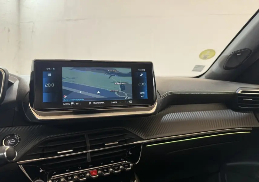 Vue intérieure du tableau de bord du Peugeot 2008 GT Pack 2021 avec écran tactile 10 pouces et éclairage d'ambiance vert.