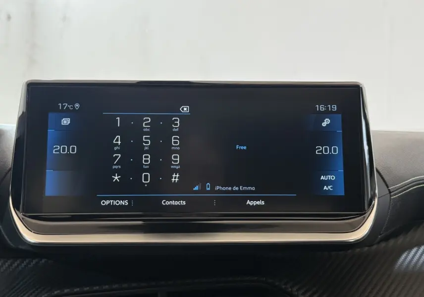 Écran tactile central de la Peugeot 2008 GT Pack 2021 affichant le clavier téléphonique et la température à 20°C.