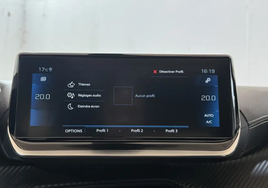 Écran tactile central du tableau de bord du Peugeot 2008 bleu, affichant les réglages audio et climatisation.