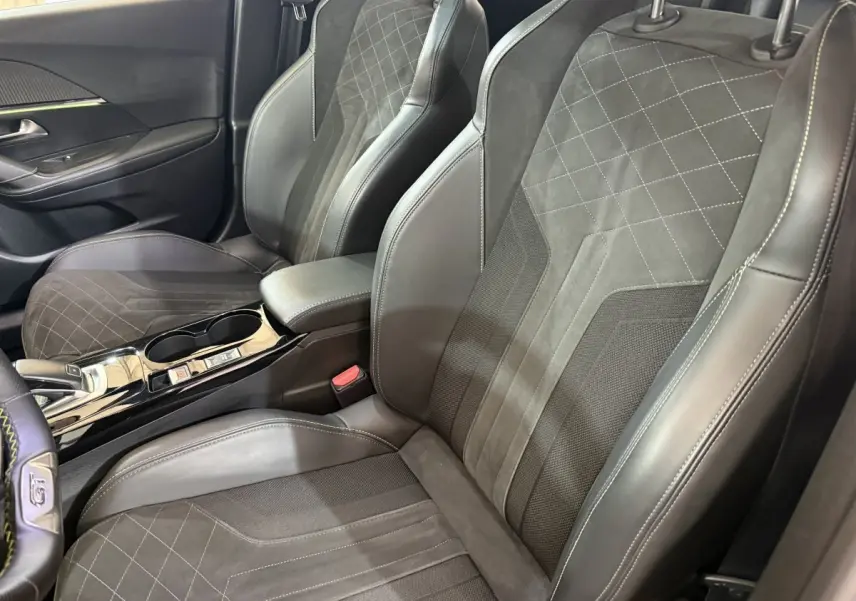 Vue intérieure côté avant droit des sièges en cuir et alcantara gris foncé de la Peugeot 2008 GT Pack 2021.