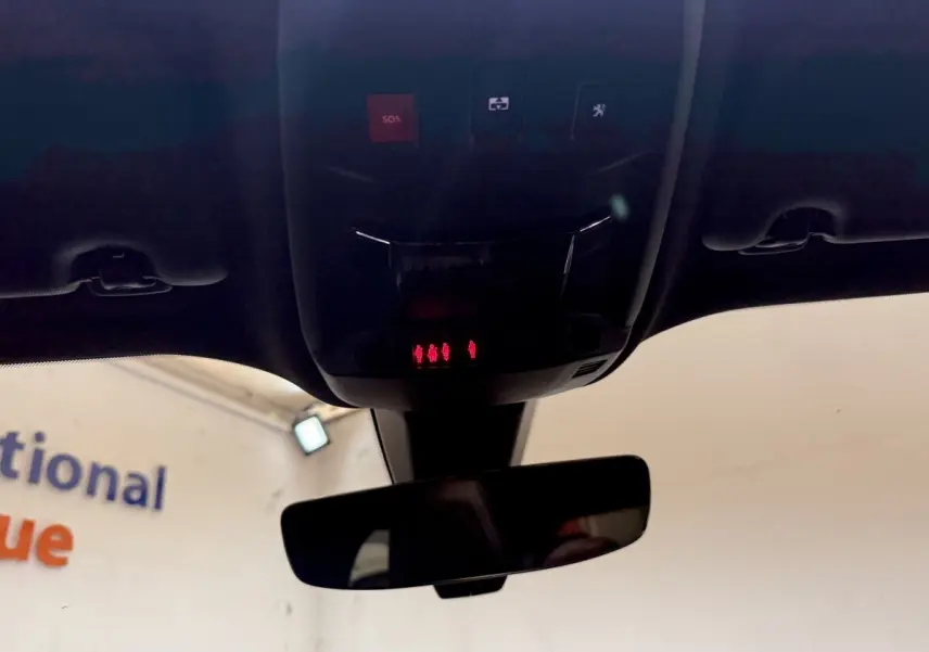 Vue intérieure centrée sur le plafonnier et le rétroviseur intérieur d'un Peugeot 2008 GT Pack 2021.