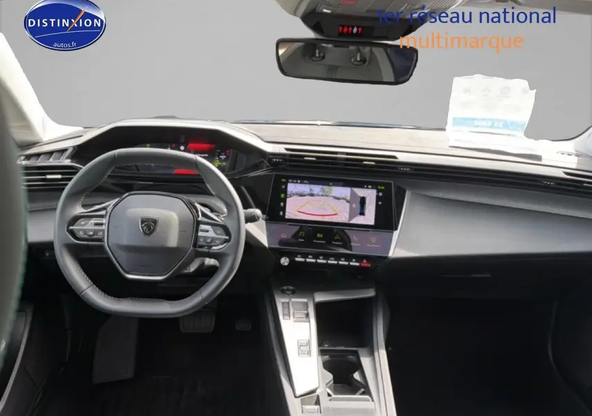 Vue intérieure avant du Peugeot 408 Hybrid 136 allure 2024, volant cuir et écran tactile avec caméra de recul affichée.