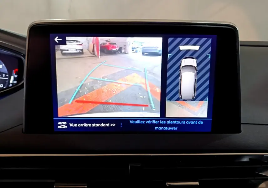 Écran tactile intérieur du Peugeot 5008 affichant la caméra de recul et la vue 360° en mode assistance au stationnement.