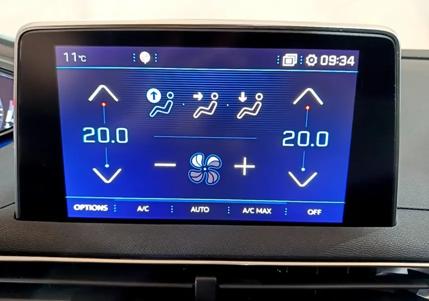 Écran tactile central du tableau de bord du Peugeot 5008 gris clair, affichant la climatisation à 20°C en mode bi-zone.