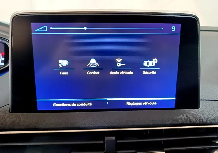 Écran tactile central du tableau de bord du Peugeot 5008 gris clair, affichant les réglages véhicule en mode confort et sécurité.
